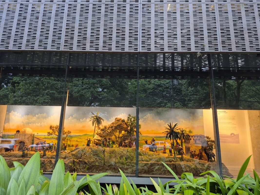 Un pesebre artesanal y antiguo se exhibe en la fachada de la Camara Medellin en El Poblado (2)