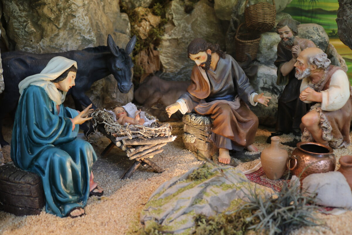 Un pesebre artesanal y antiguo se exhibe en la fachada de la Camara Medellin en El Poblado (2)