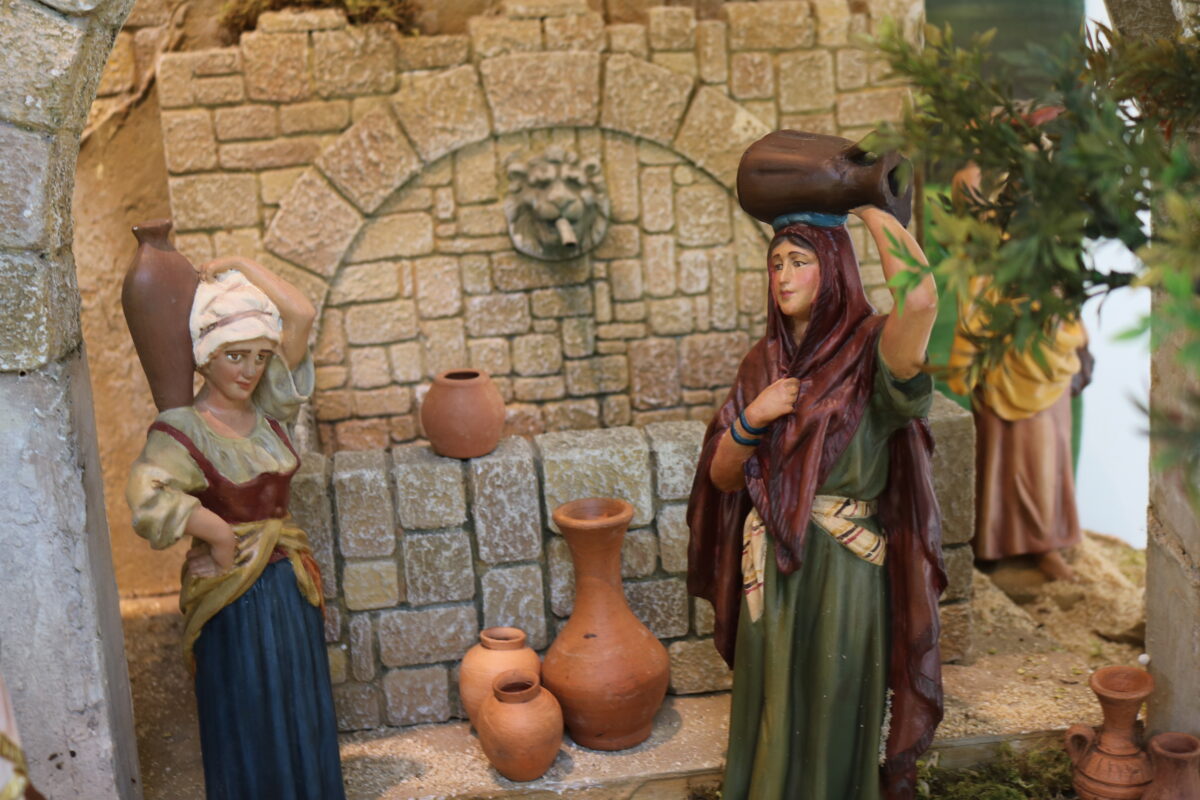 Un pesebre artesanal y antiguo se exhibe en la fachada de la Camara Medellin en El Poblado (2)