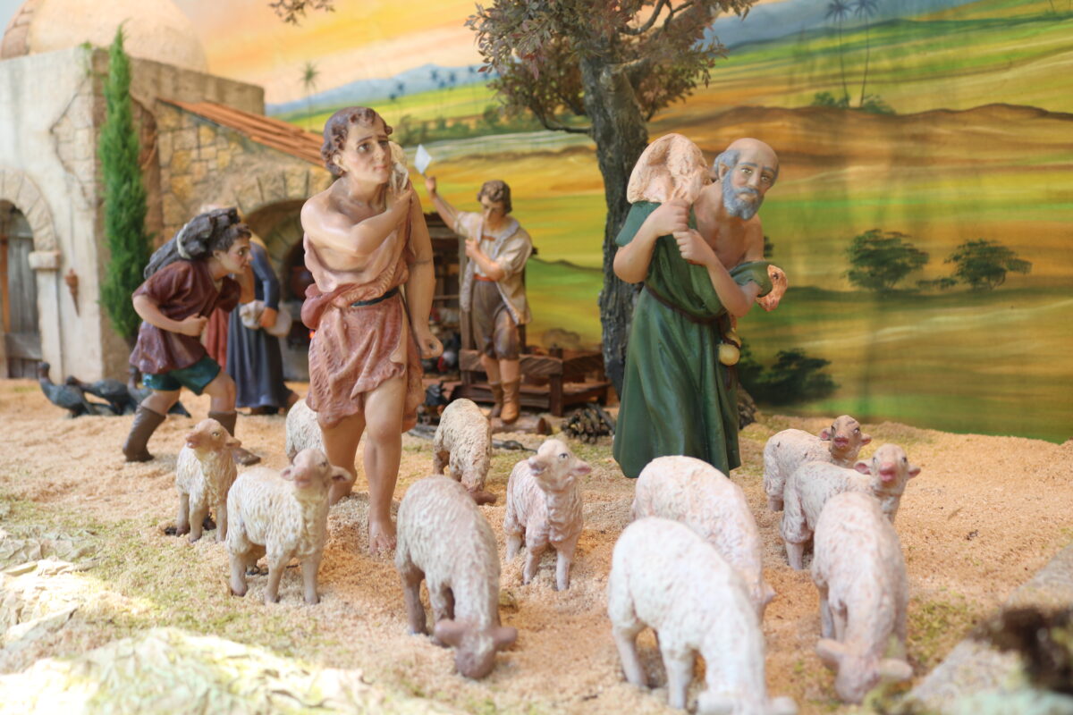 Un pesebre artesanal y antiguo se exhibe en la fachada de la Camara Medellin en El Poblado (2)