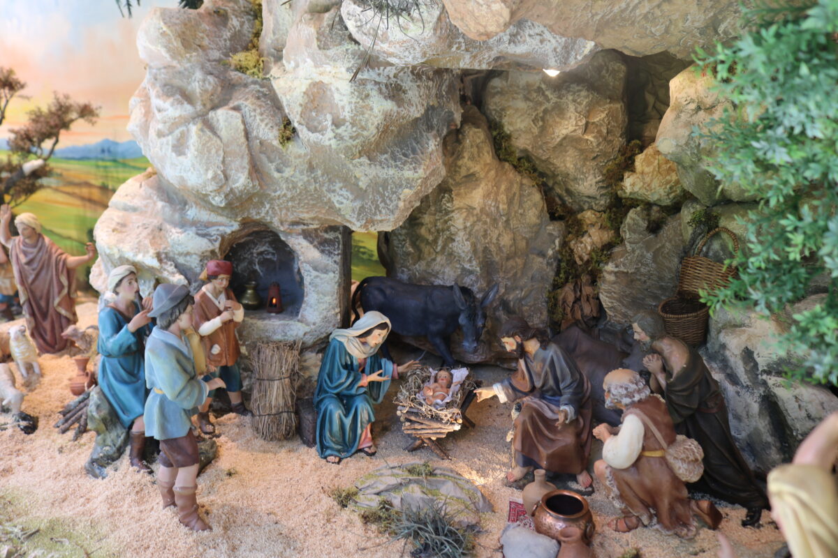 Un pesebre artesanal y antiguo se exhibe en la fachada de la Camara Medellin en El Poblado (2)