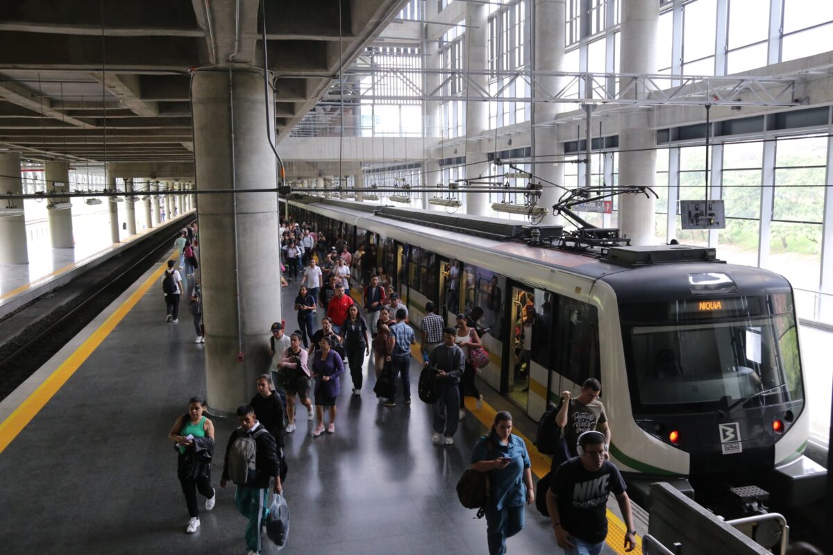 Metro de Medellín Bas Bunny