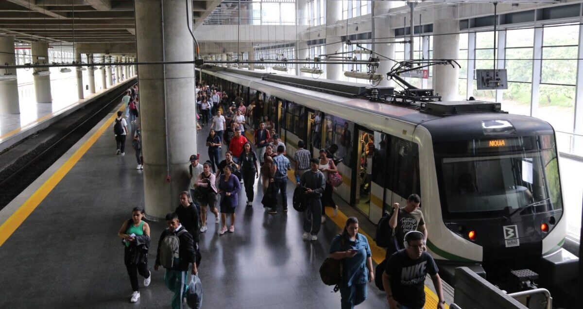 Metro de Medellín Bas Bunny