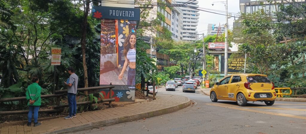 Tótems publicitarios con pantallas en Provenza