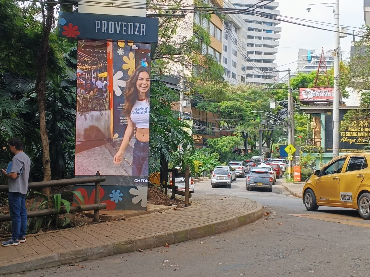 Tótems publicitarios con pantallas en Provenza