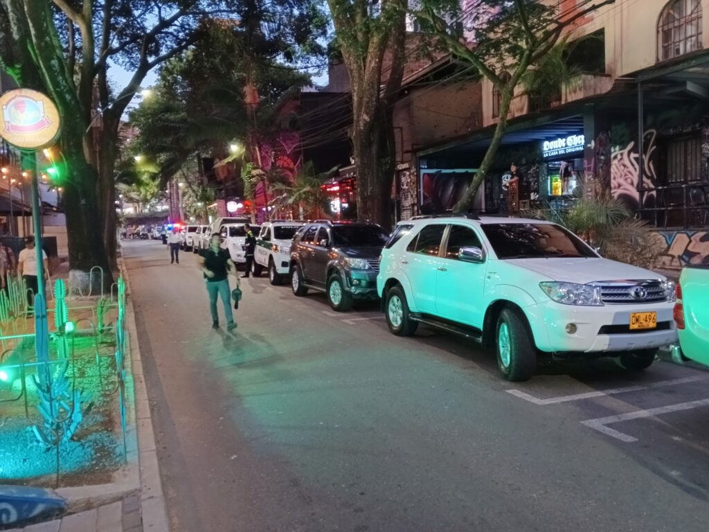 Carros parqueados en la vía parqueo en vía