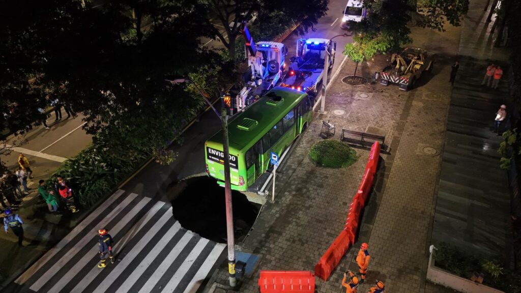 Avenida El Poblado La Presidenta socavón