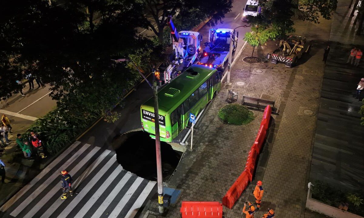 Avenida El Poblado La Presidenta socavón