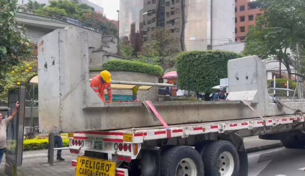 socavón avenida El Poblado emergencia vial invierno lluvias