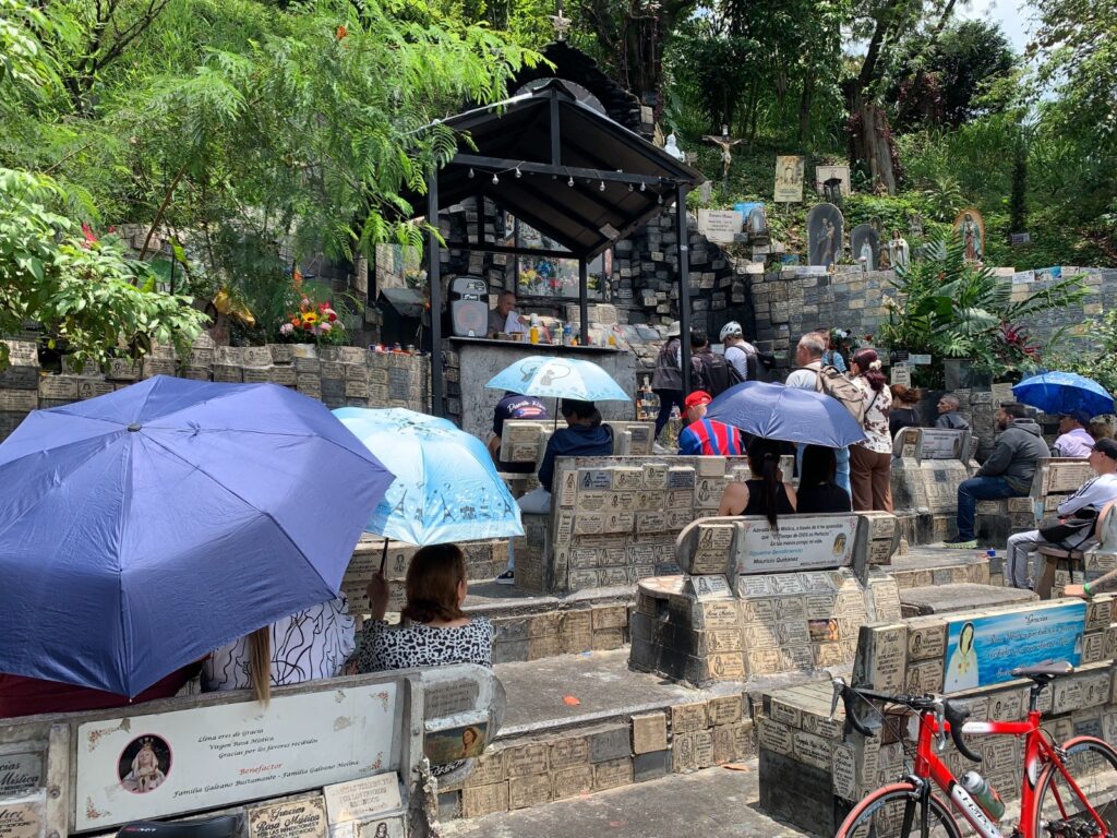 Gruta de la Virgen Aguacatala católicos