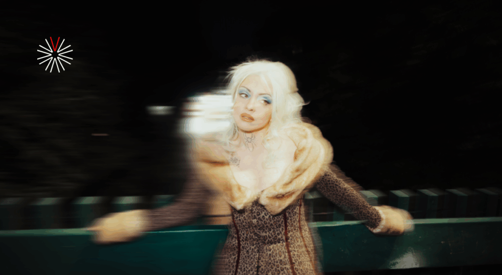 Mon Laferte trae su gira más teatral a Medellín