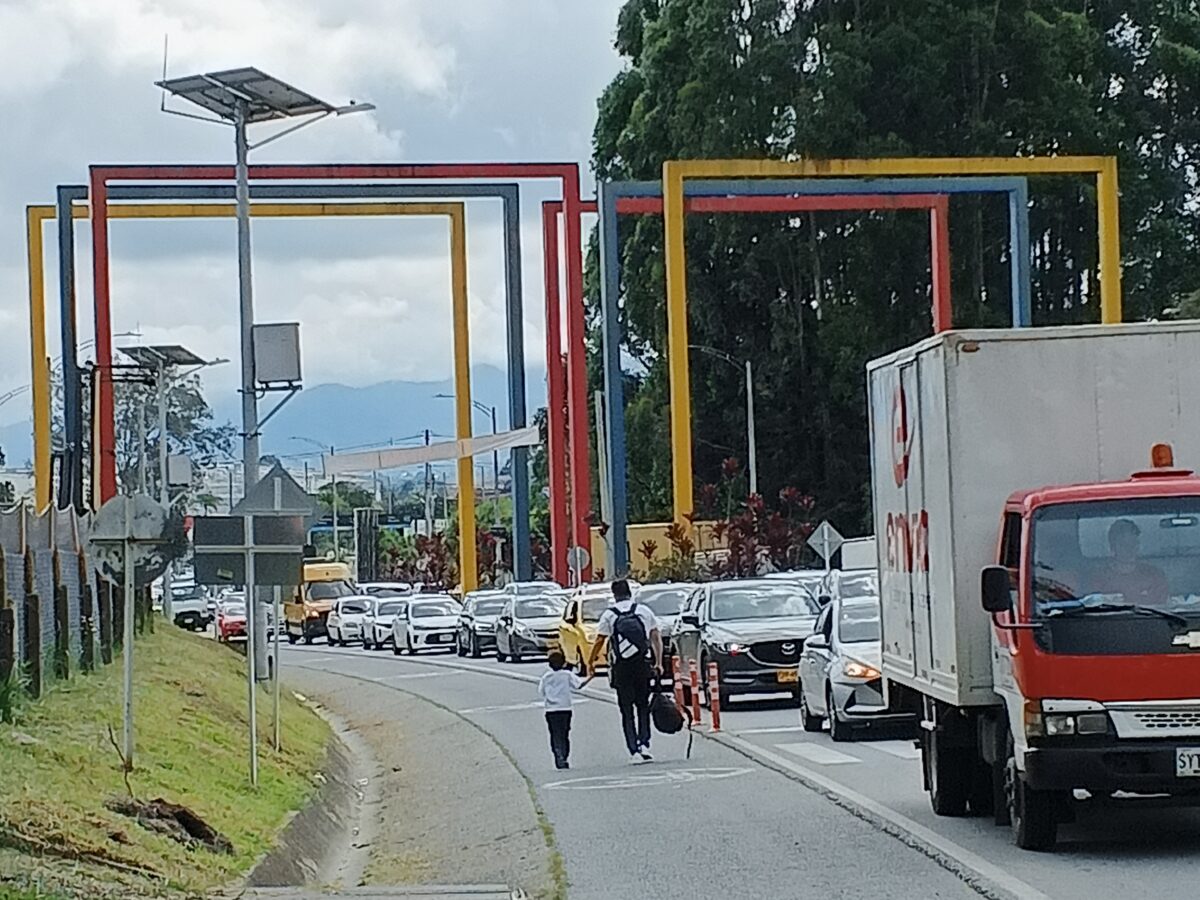 Aeropuerto José María Córdova andenes aceras peatones