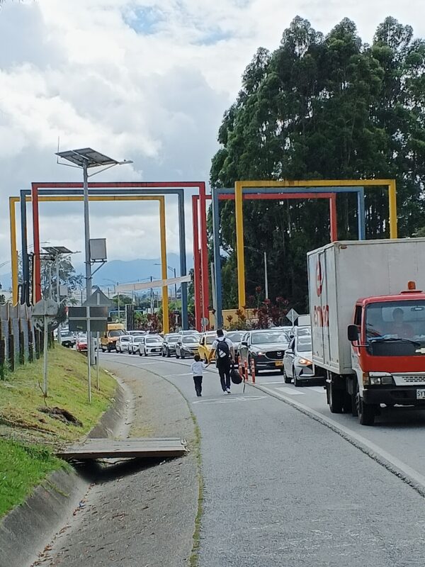 Aeropuerto José María Córdova andenes aceras peatones