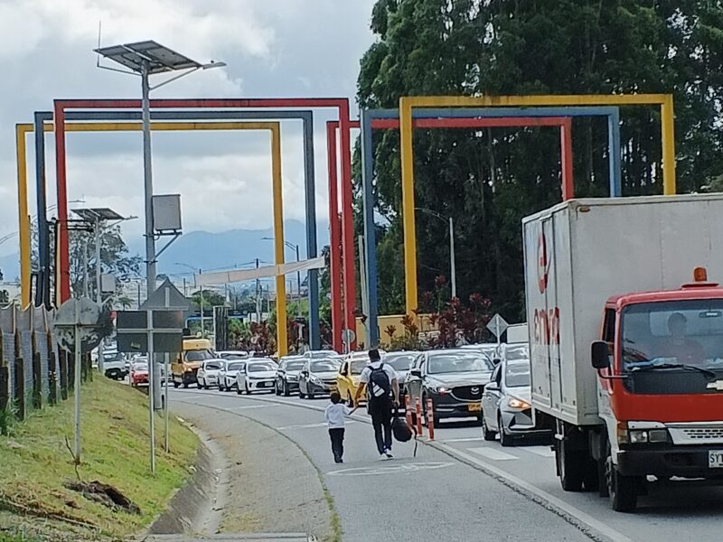 Aeropuerto José María Córdova andenes aceras peatones