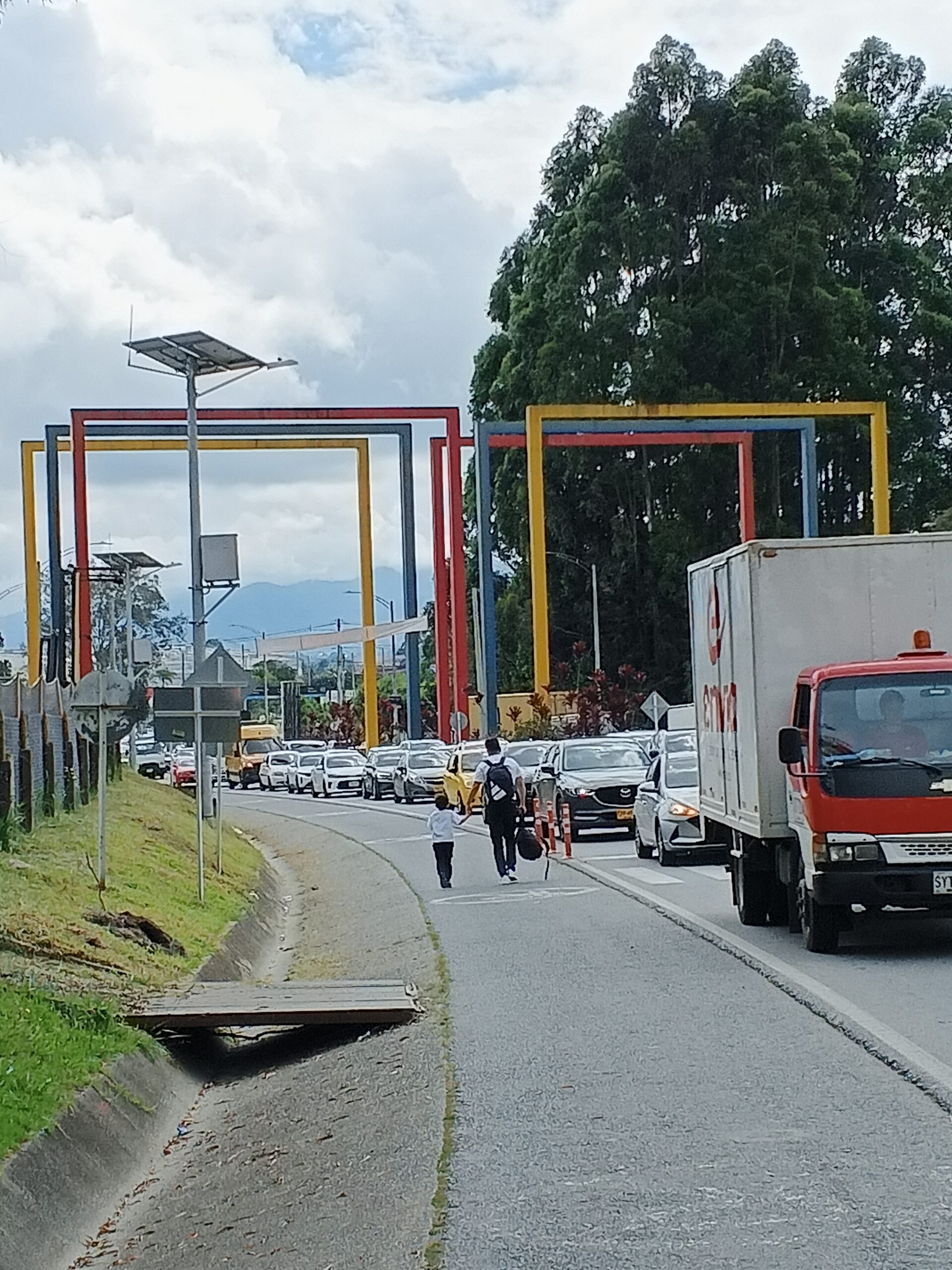 Aeropuerto José María Córdova andenes aceras peatones