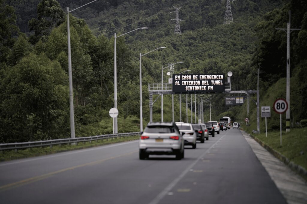 Concesión Túnel Aburrá Oriente pantalla informativa