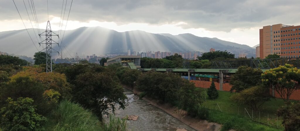Atardecer Aburrá Sur montañas río Medellín estación metro