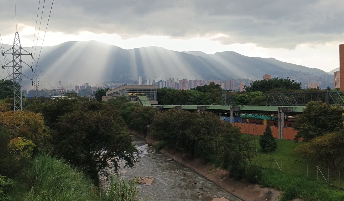 Atardecer Aburrá Sur montañas río Medellín estación metro