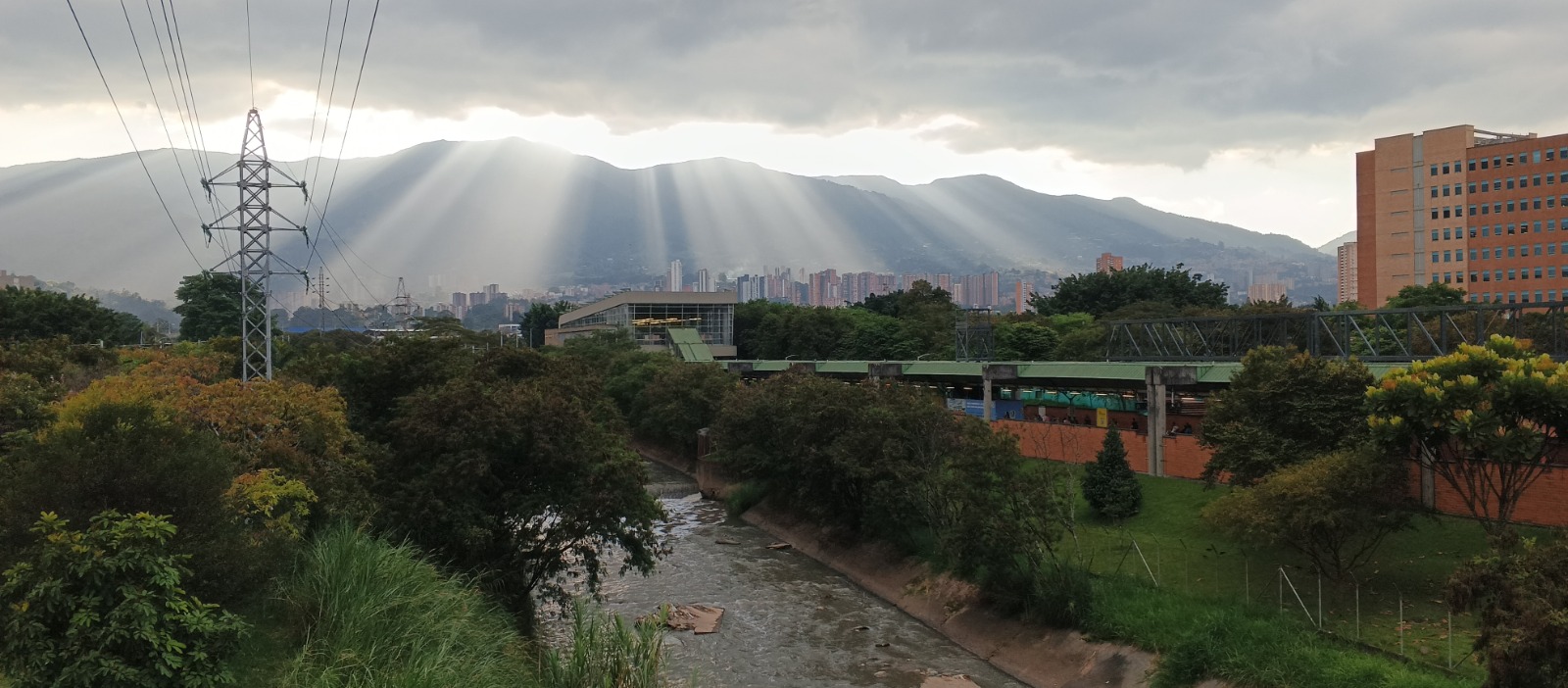 Atardecer Aburrá Sur montañas río Medellín estación metro