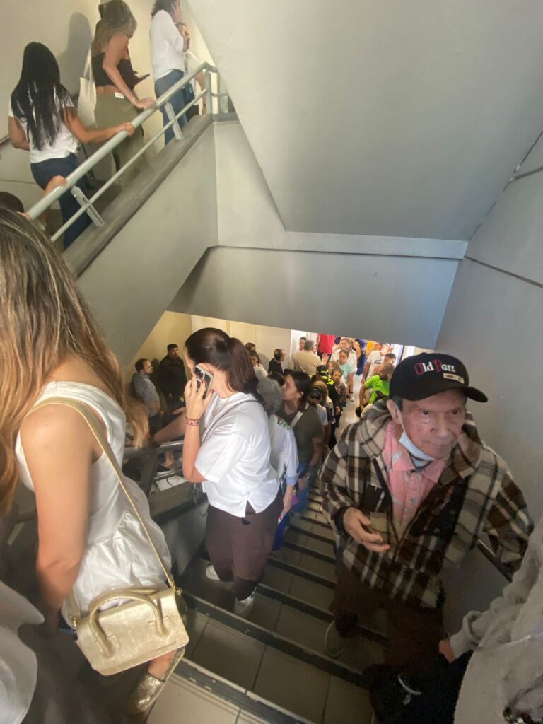 Sandiego centro comercial escaleras puesto de votación