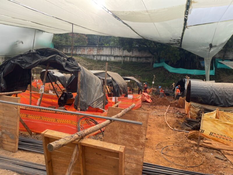 Construcción de las columnas de cimentación de la futura Estación de Policía de El Poblado