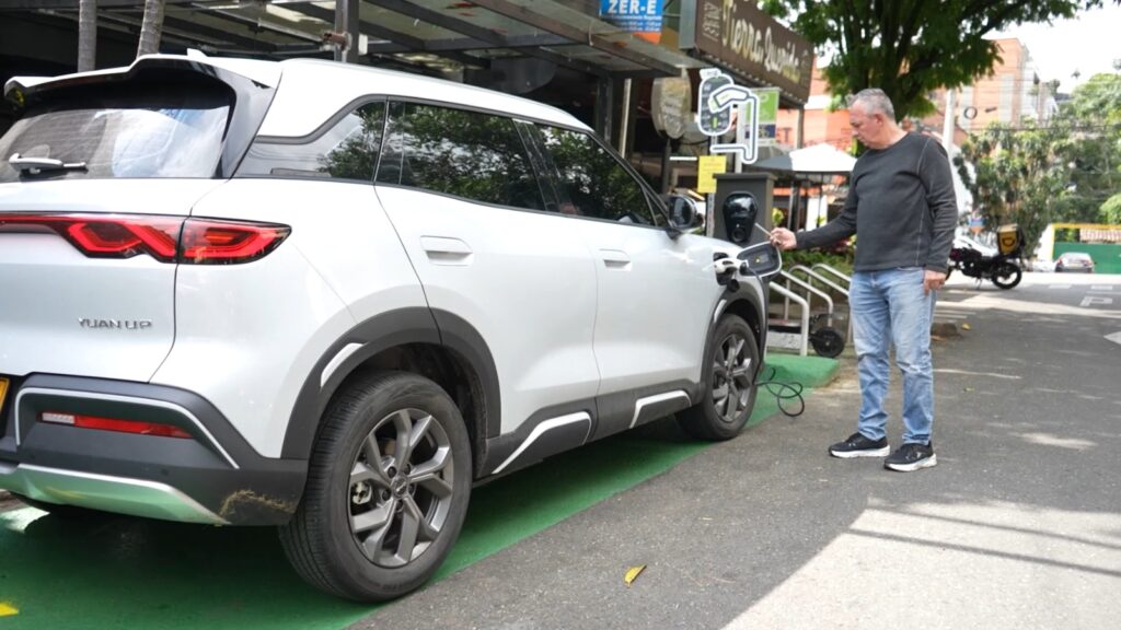 Red de estaciones de recargas eléctricas para vehículos en Envigado
