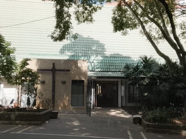 Debajo de un árbol nació hace 60 años la Divina Eucaristía