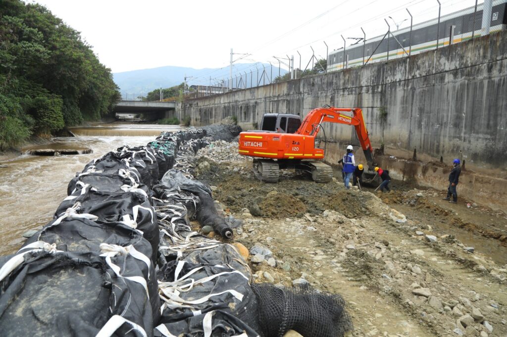 Obras placas de concreto erosión río Medellín