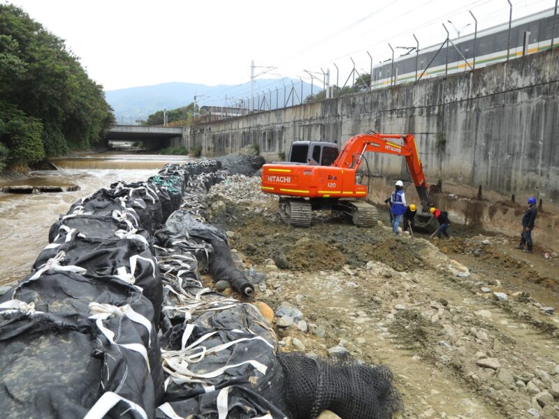 Obras placas de concreto erosión río Medellín