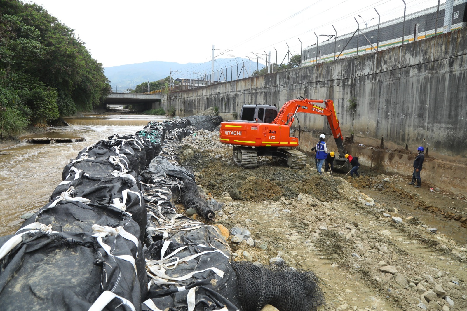 Obras placas de concreto erosión río Medellín