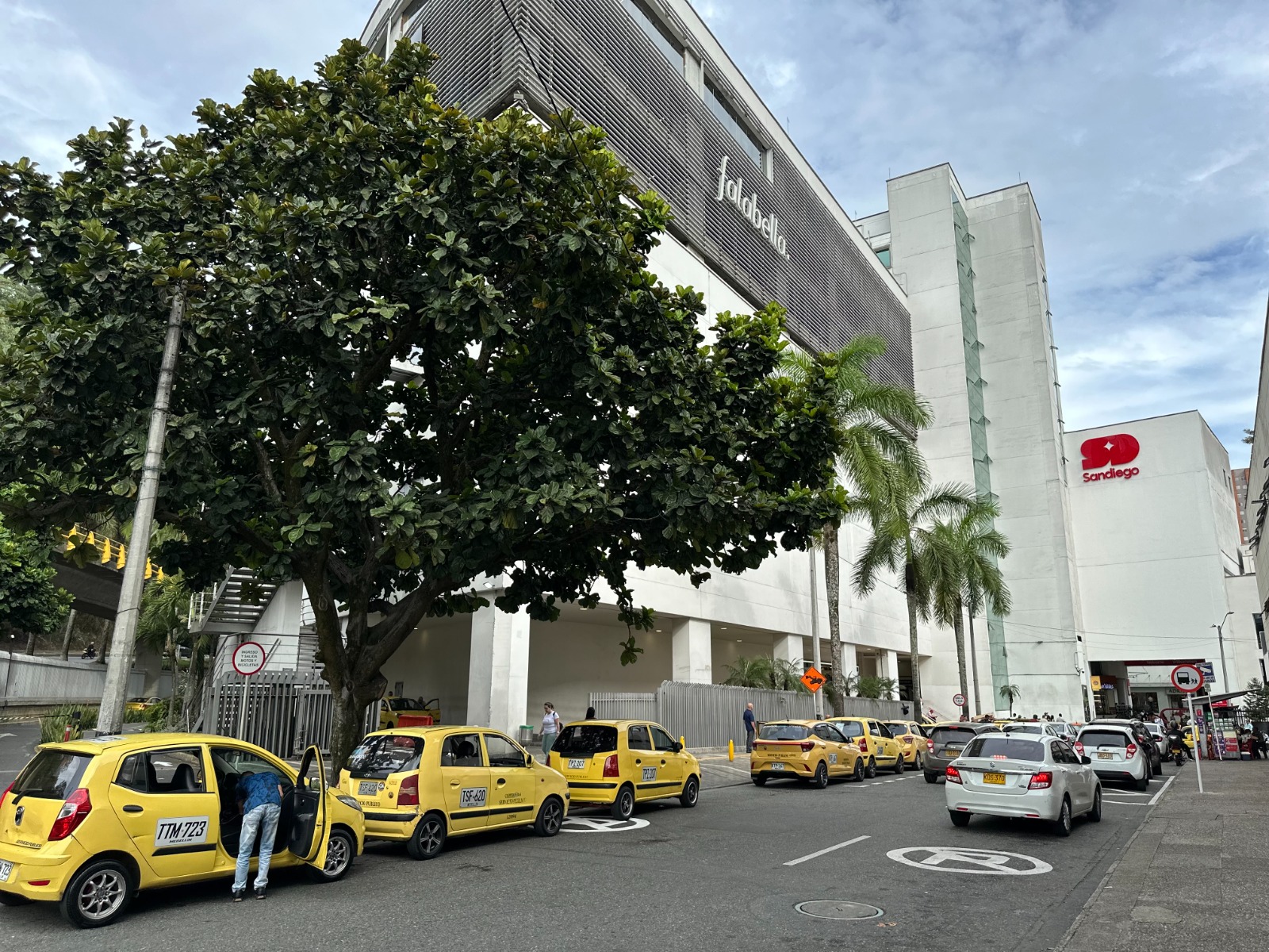 Centro Comercial Sandiego Combuses colectivos aeropuerto José María Córdova.