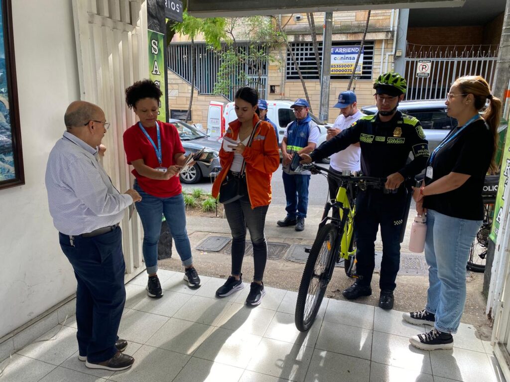 Vía Primavera Policía en bicicleta El Poblado