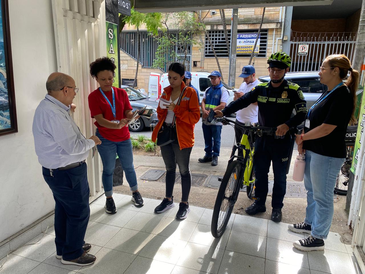 Vía Primavera Policía en bicicleta El Poblado
