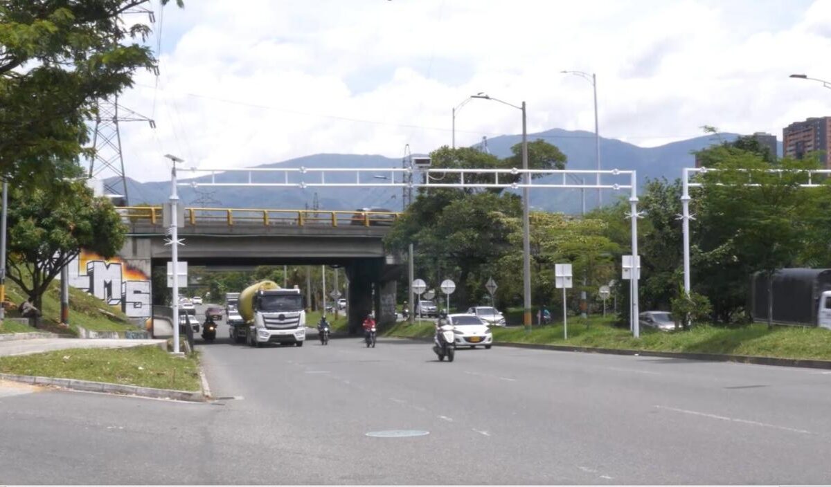 Cámaras de fotodetección avenida Regional Envigado Sofasa Viva Envigado