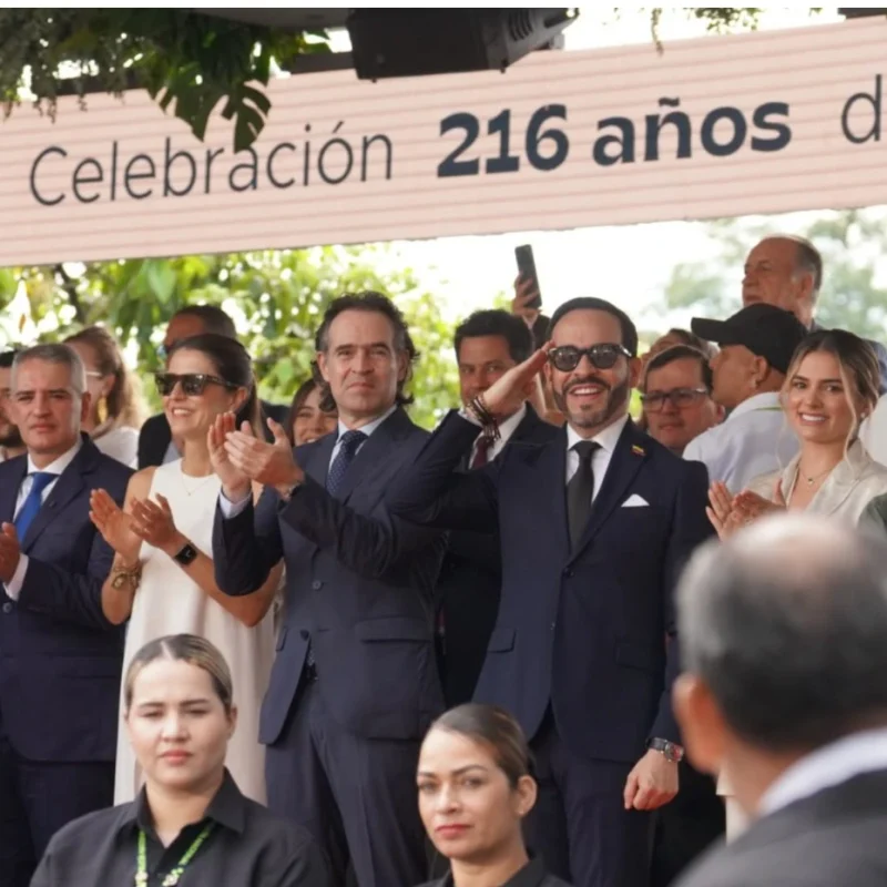 Presidente electo De La Espriella encabezó desfile del 20 de Julio en Medellín