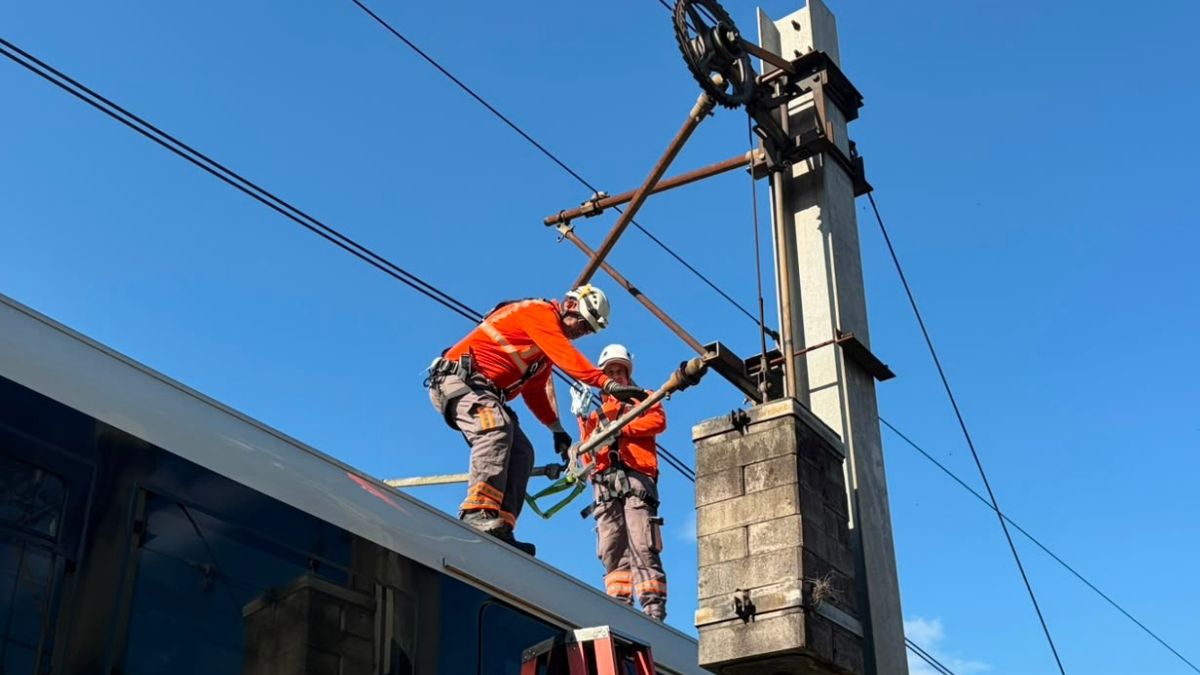 Reparación catenaria del Metro