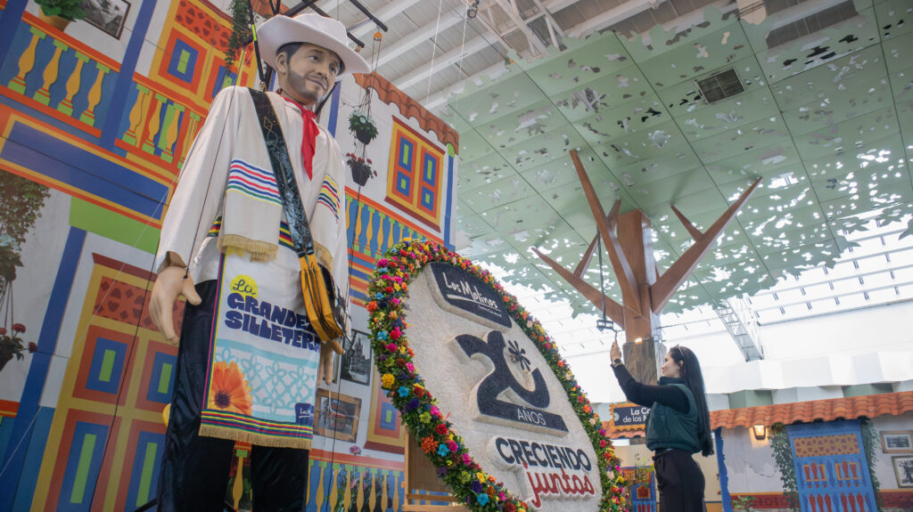 Los Molinos celebra la Feria de las Flores con el silletero marioneta más grande de Colombia