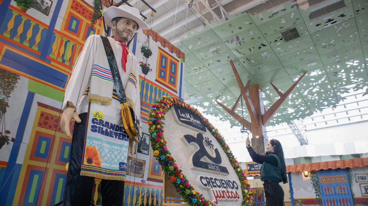 Los Molinos celebra la Feria de las Flores con el silletero marioneta más grande de Colombia