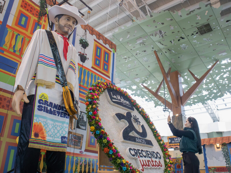 Los Molinos celebra la Feria de las Flores con el silletero marioneta más grande de Colombia