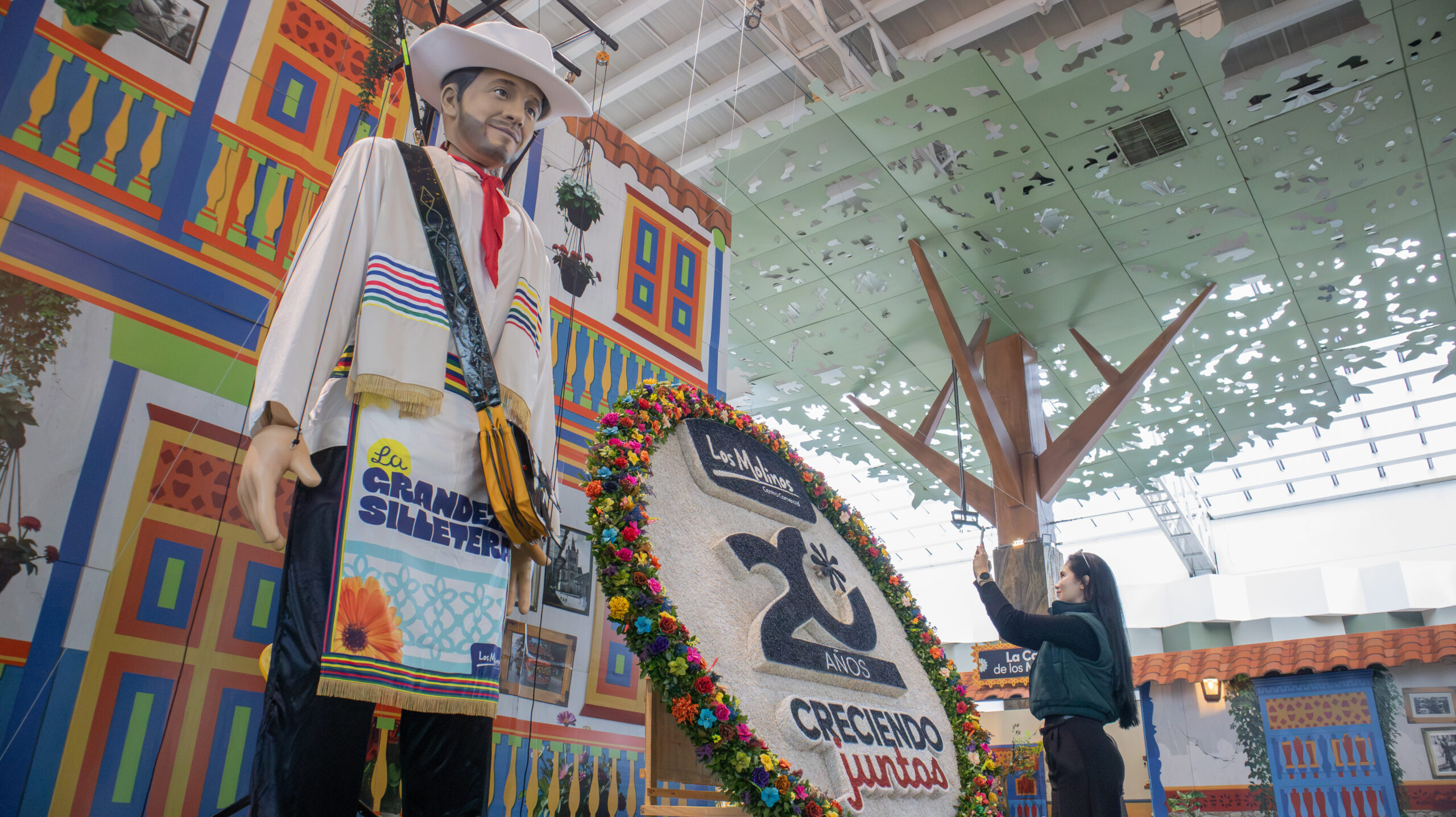 Los Molinos celebra la Feria de las Flores con el silletero marioneta más grande de Colombia