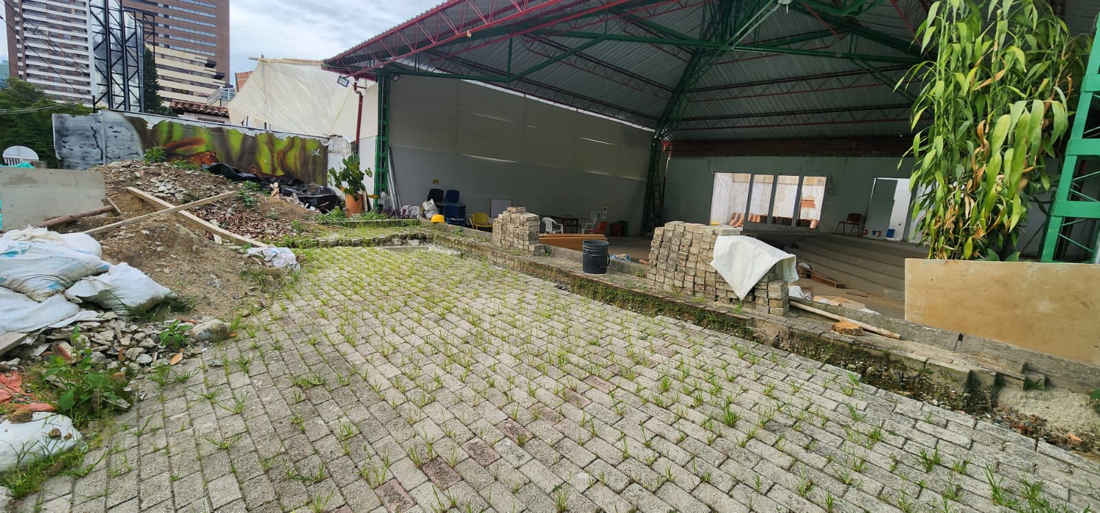 Obras paradas en la Casa de la Cultura de El Poblado, en el barrio Manila