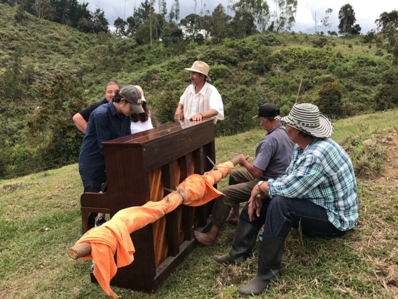 Campesinos transportan a mano un piano en vereda de El Retiro