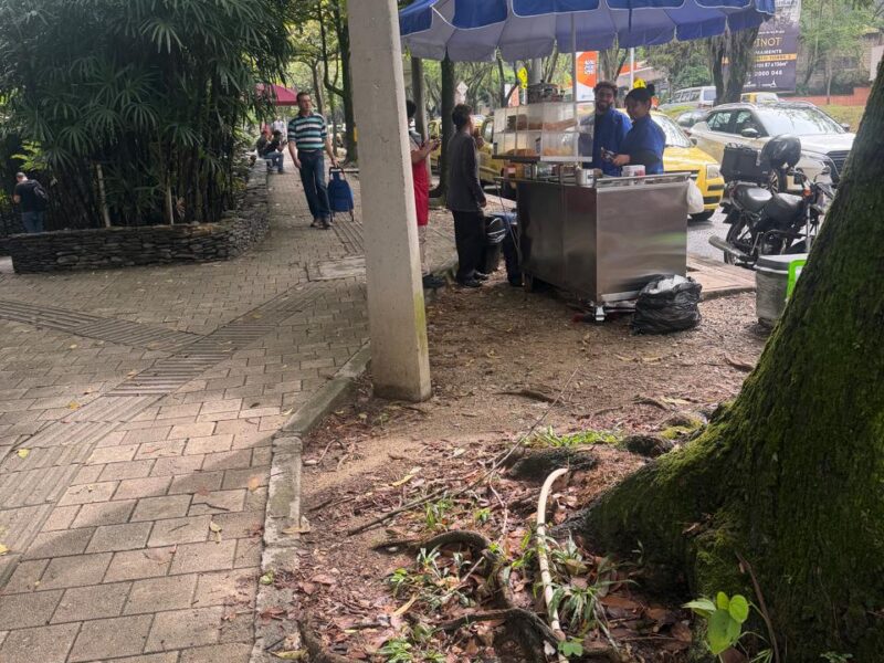 Muchas ventas callejeras, con pipetas de gas, en calles de El Poblado