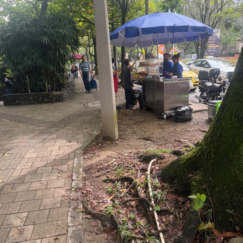 Muchas ventas callejeras, con pipetas de gas, en calles de El Poblado