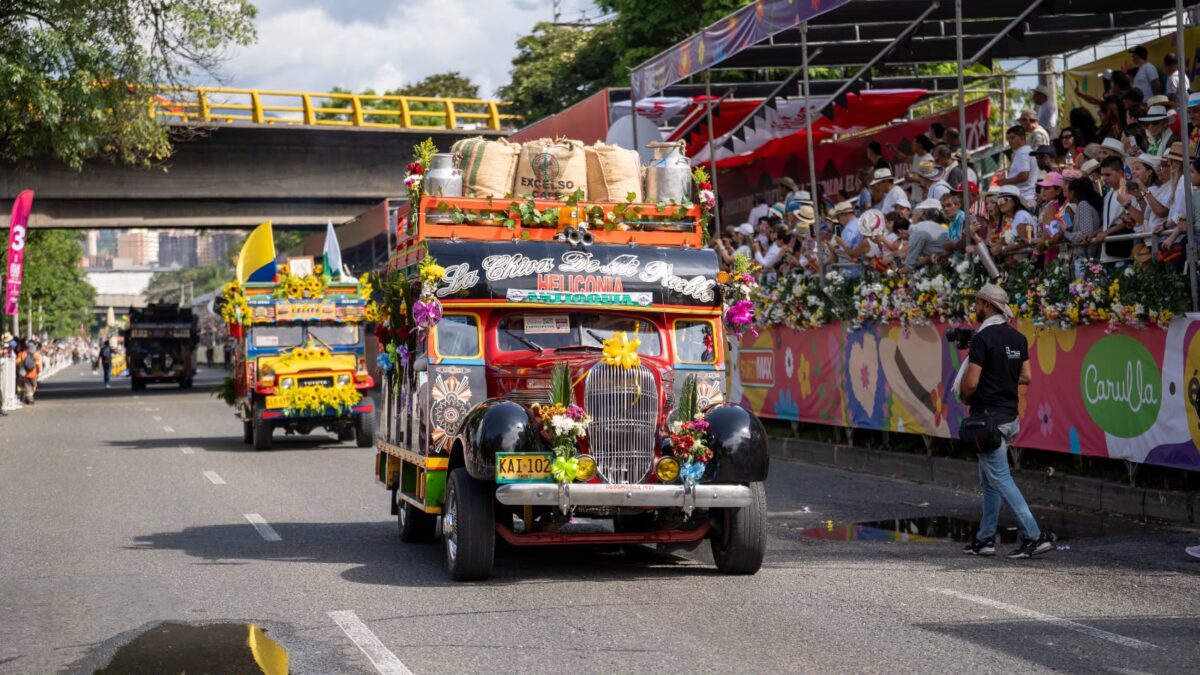 Desfile Chivas y Flores: la reunión de los pueblos de Antioquia en la Feria