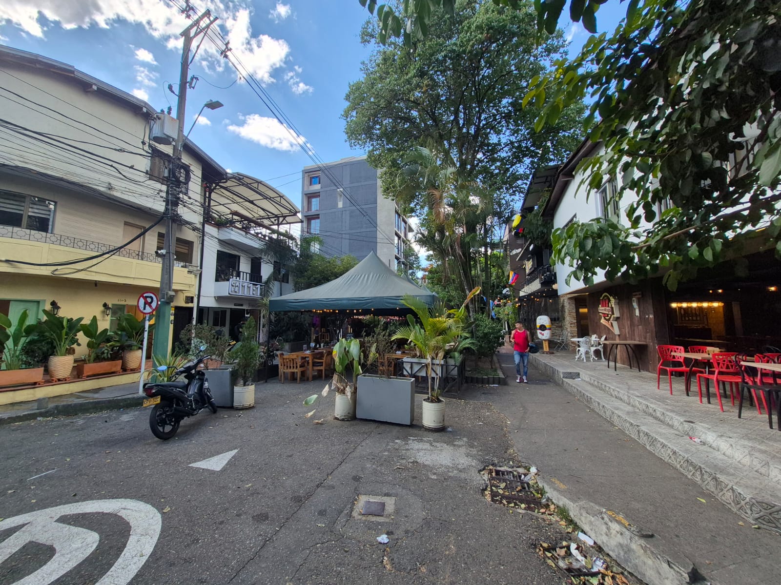 Reabren calle en el barrio Manila