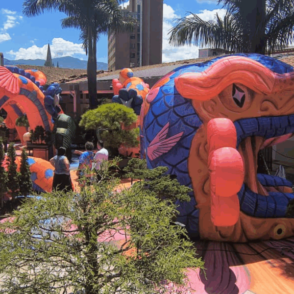 Una serpiente monumental en Sandiego invita a recorrer la naturaleza desde el corazón de Medellín