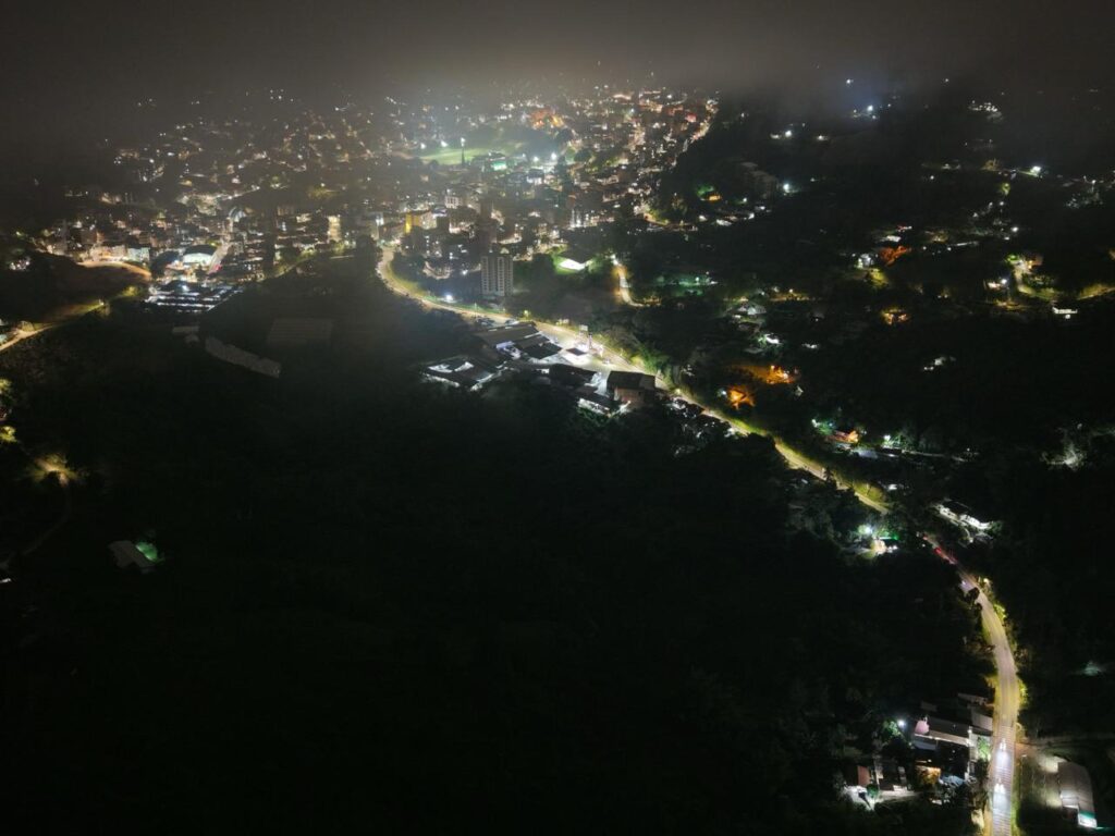 Iluminan vía de Marinilla a El Peñol con lámparas LED
