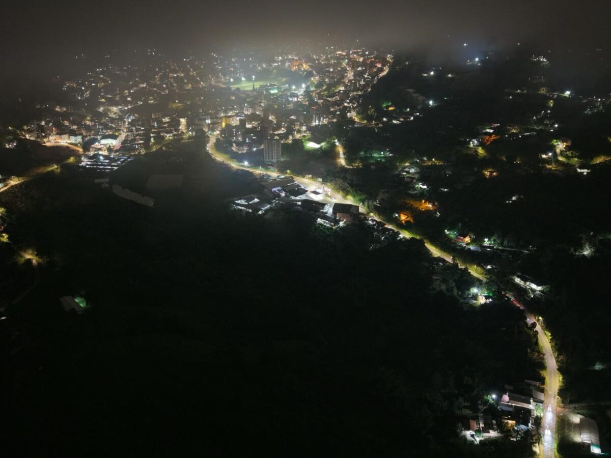 Iluminan la vía de El Peñol a Marinilla, con 565 luminarias LED