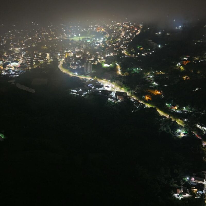 Iluminan la vía de El Peñol a Marinilla, con 565 luminarias LED